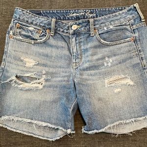 Distressed light denim short